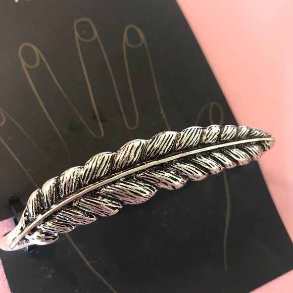 Forever 21 Jewelry - ❌ LAST CHANCE// F21 NEW Festival- Feather Ring